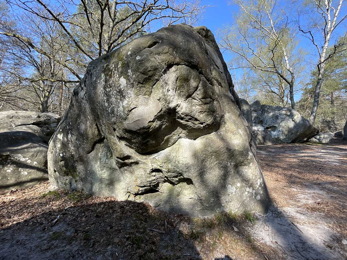 Photo du rocher avec les tracés