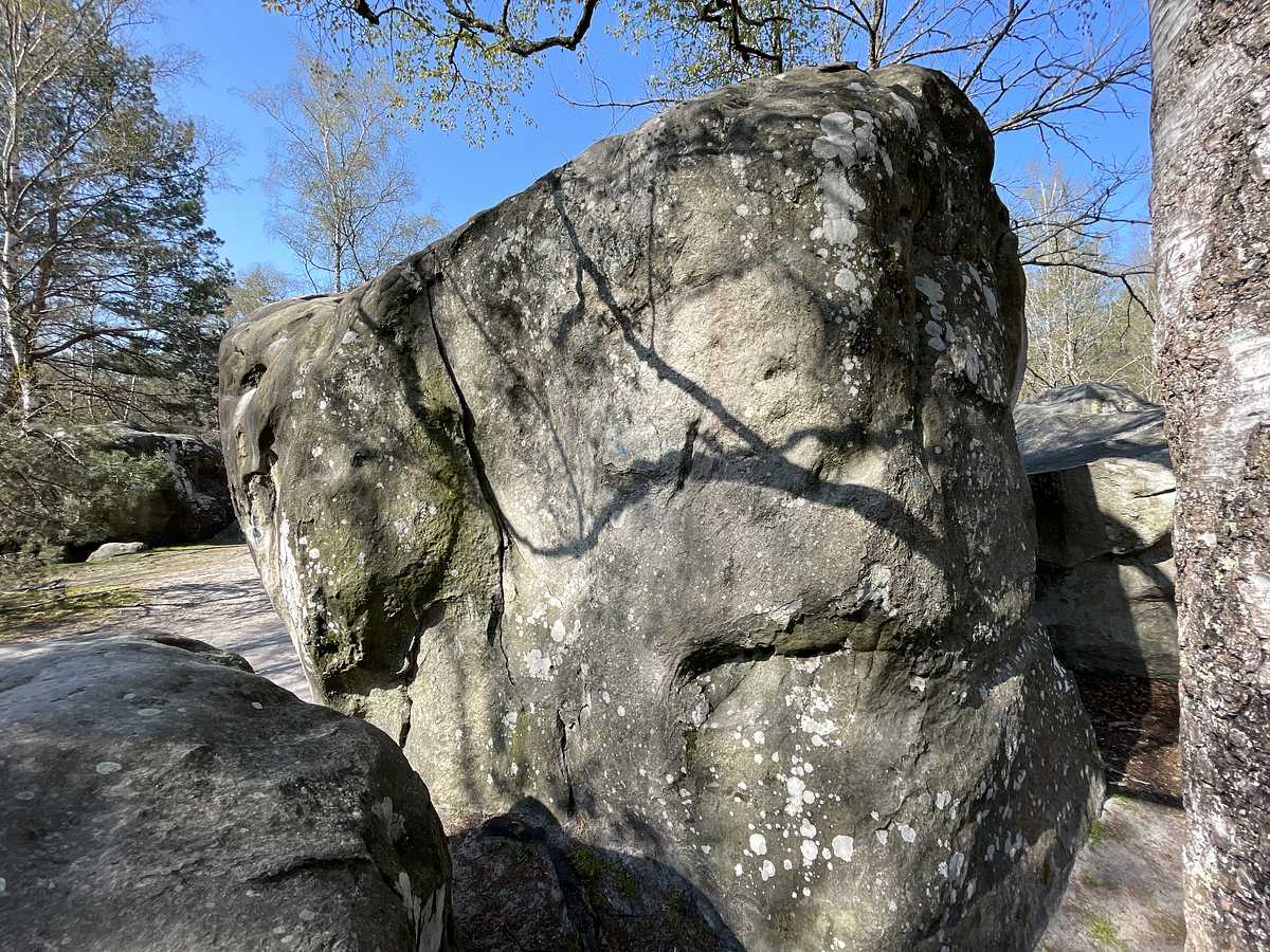 Photo du rocher avec les tracés