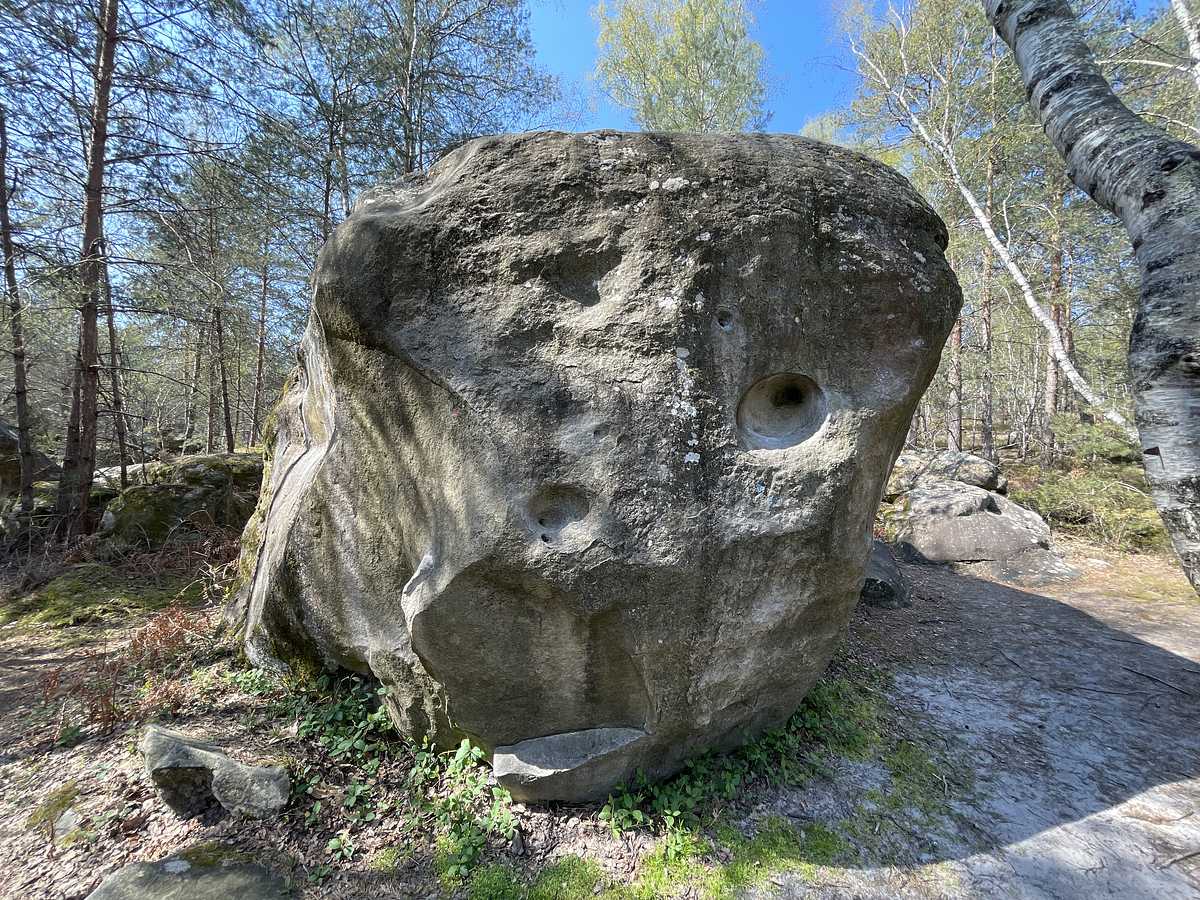 Photo du rocher avec les tracés