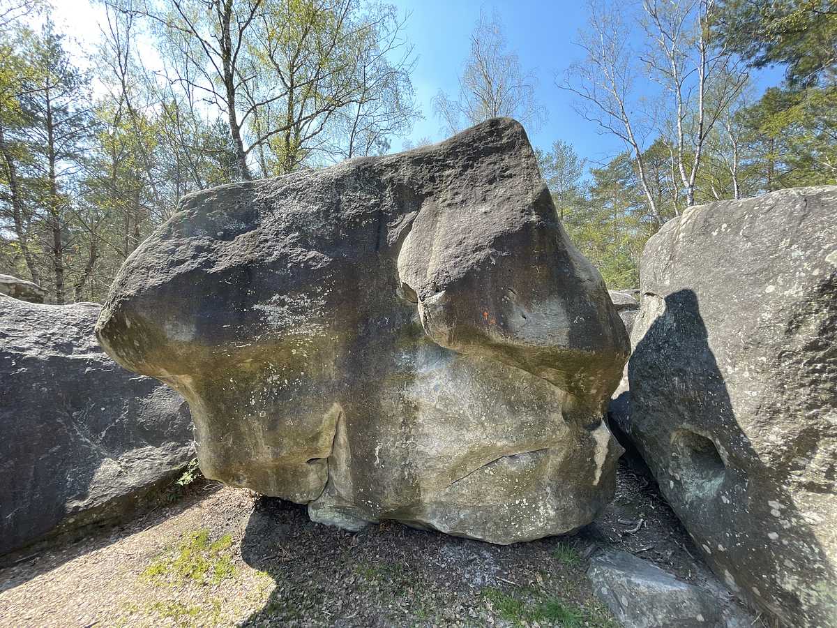 Photo du rocher avec les tracés