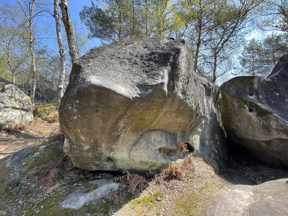 Photo du rocher avec les tracés