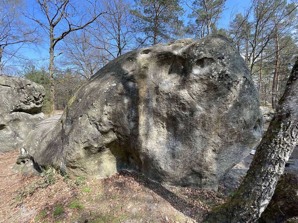 Photo du rocher avec les tracés
