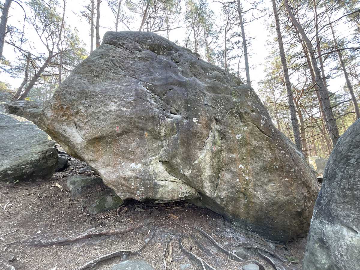 Photo du rocher avec les tracés