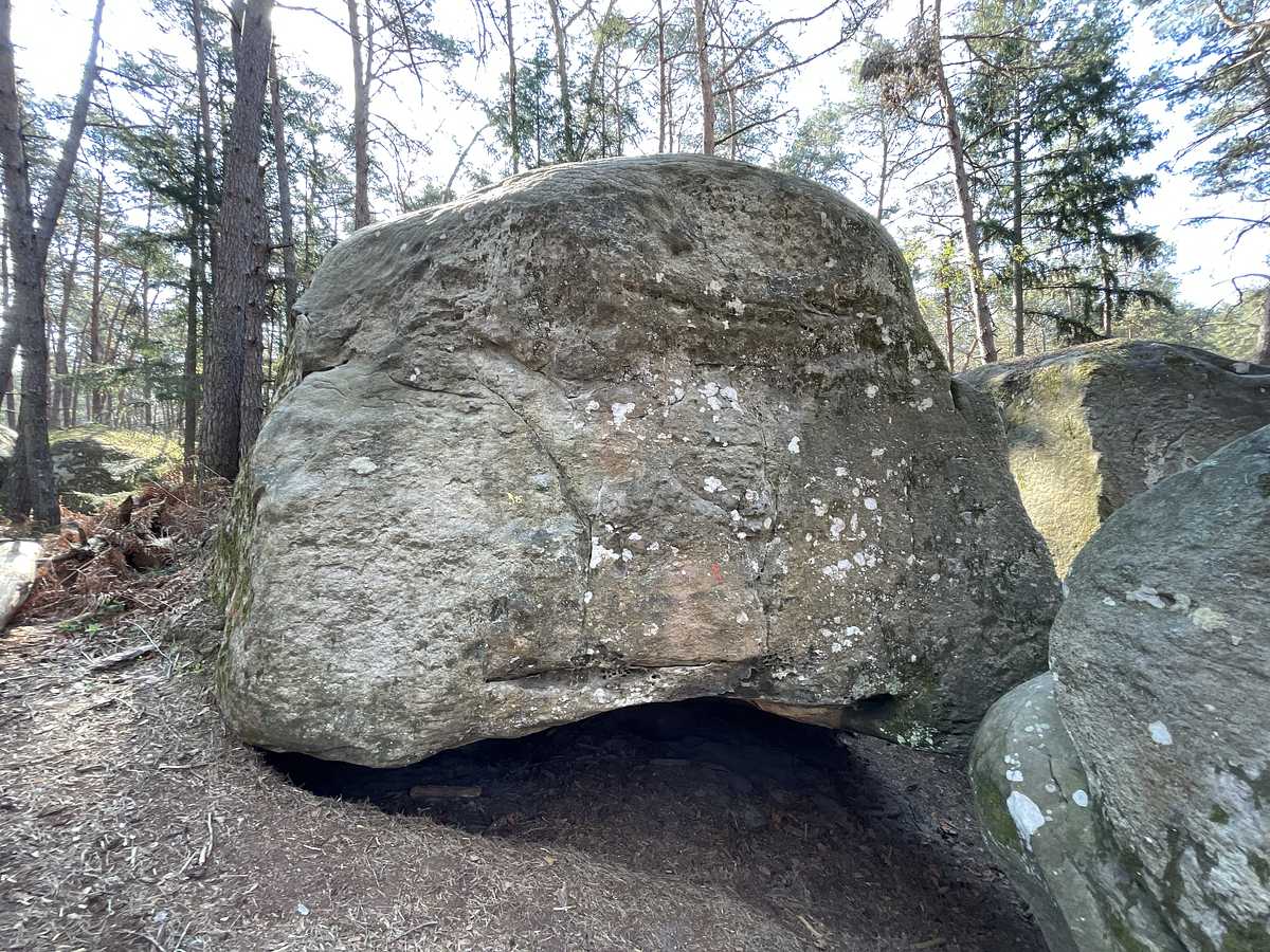 Photo du rocher avec les tracés