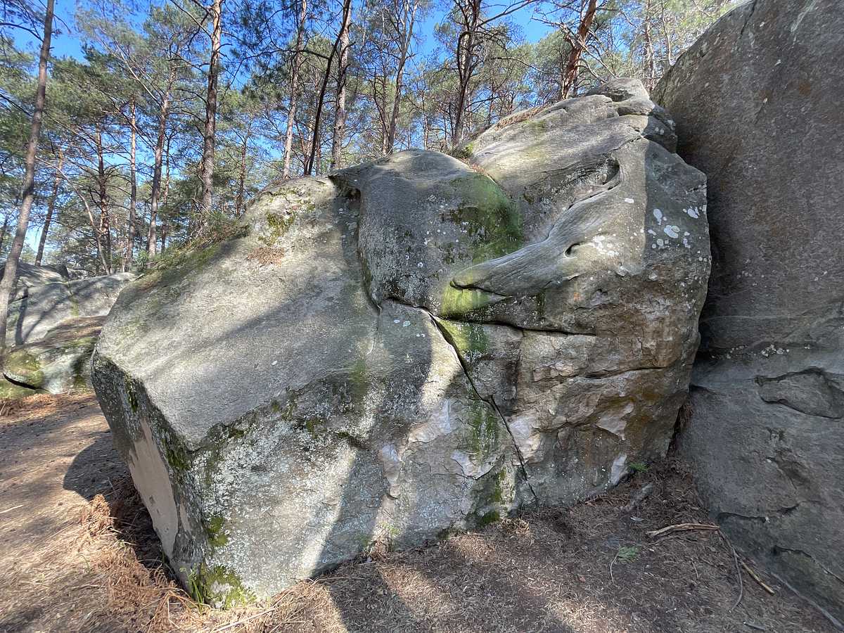 Photo du rocher avec les tracés