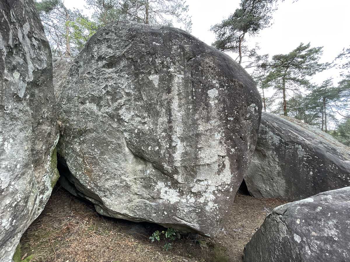 Photo du rocher avec les tracés