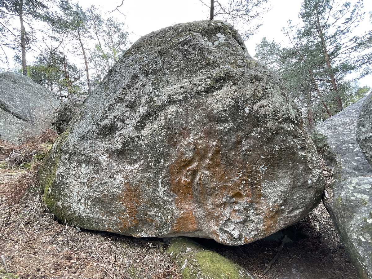 Photo du rocher avec les tracés