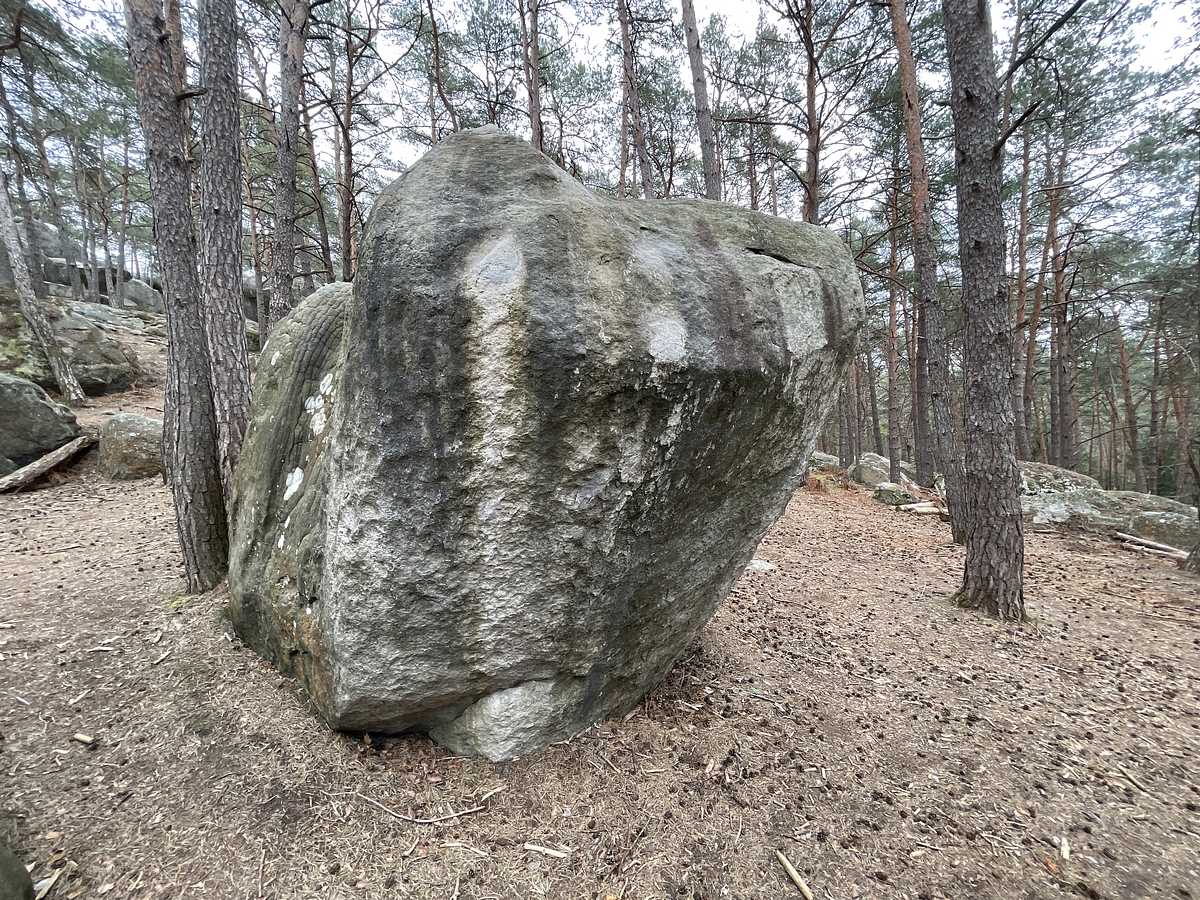 Photo du rocher avec les tracés