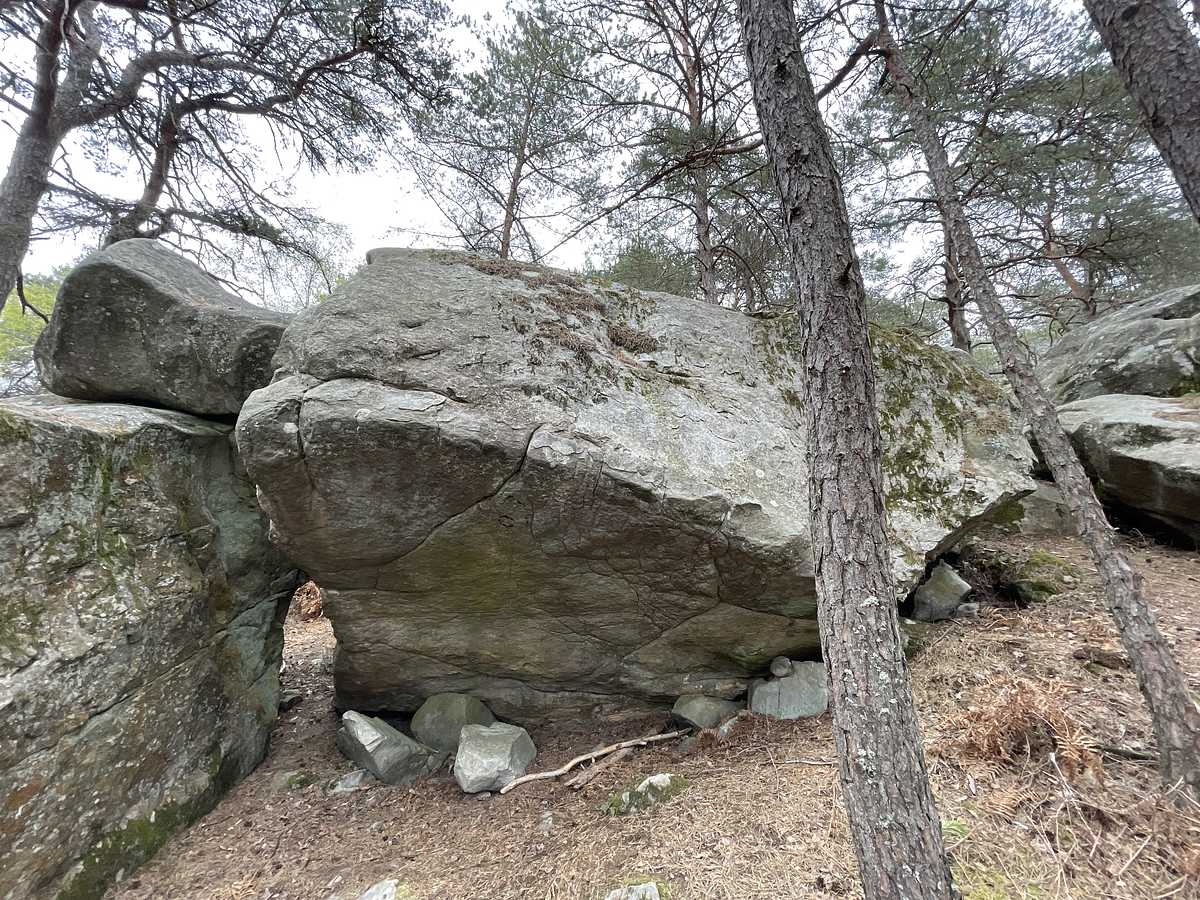 Photo du rocher avec les tracés