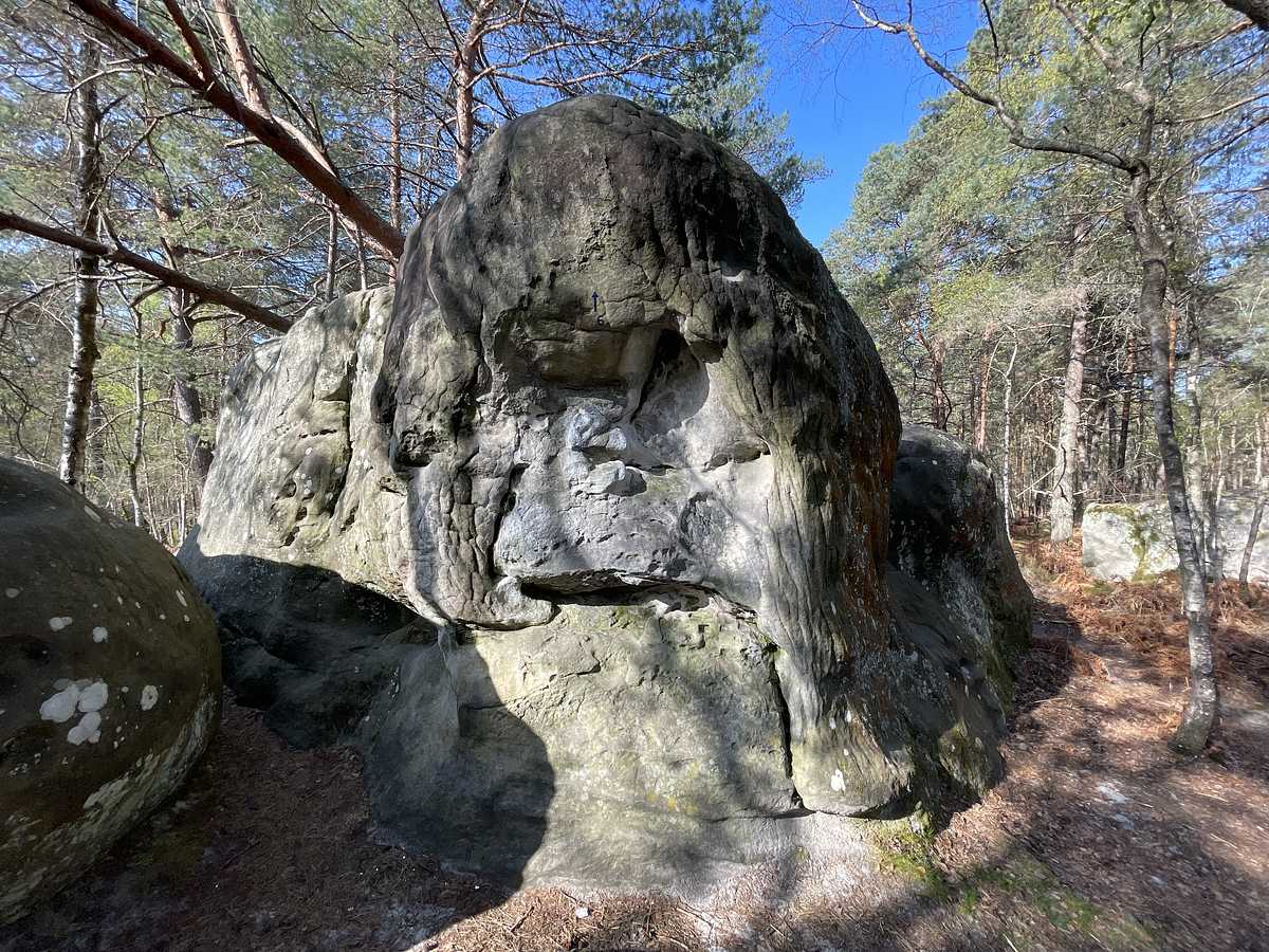 Photo du rocher avec les tracés