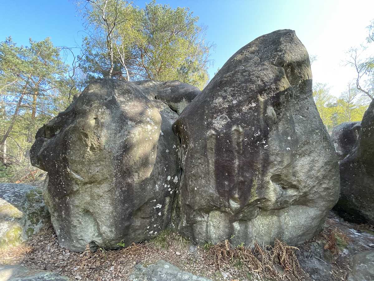 Photo du rocher avec les tracés