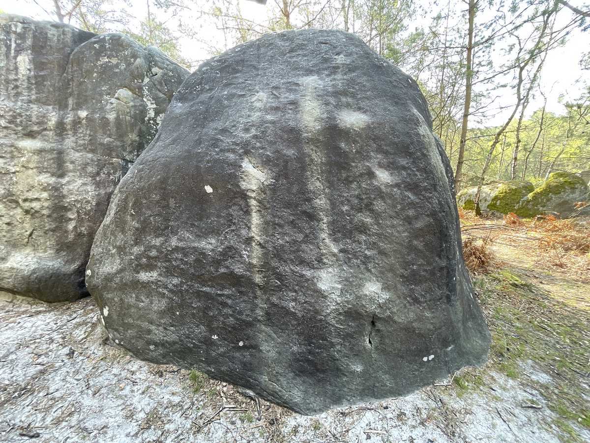 Photo du rocher avec les tracés