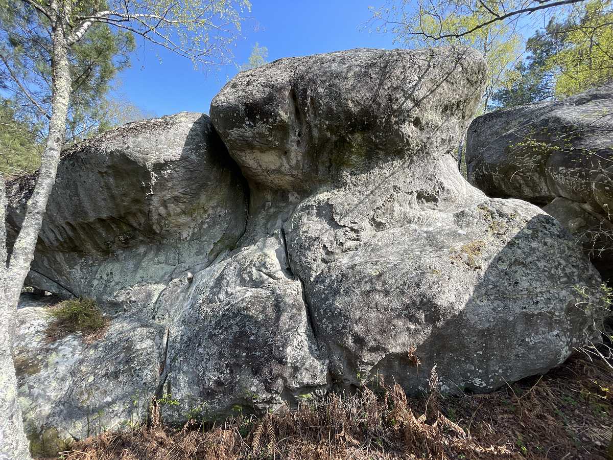 Photo du rocher avec les tracés