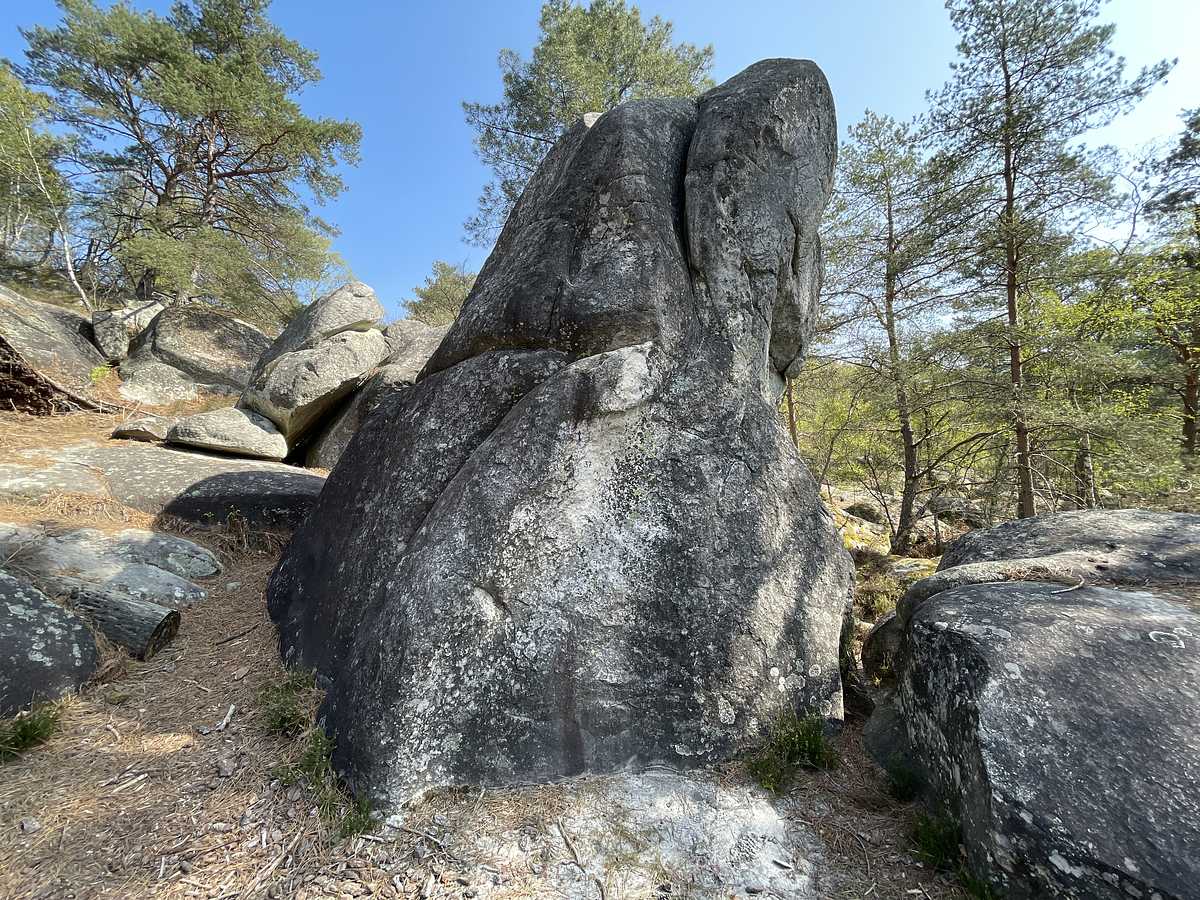Photo du rocher avec les tracés