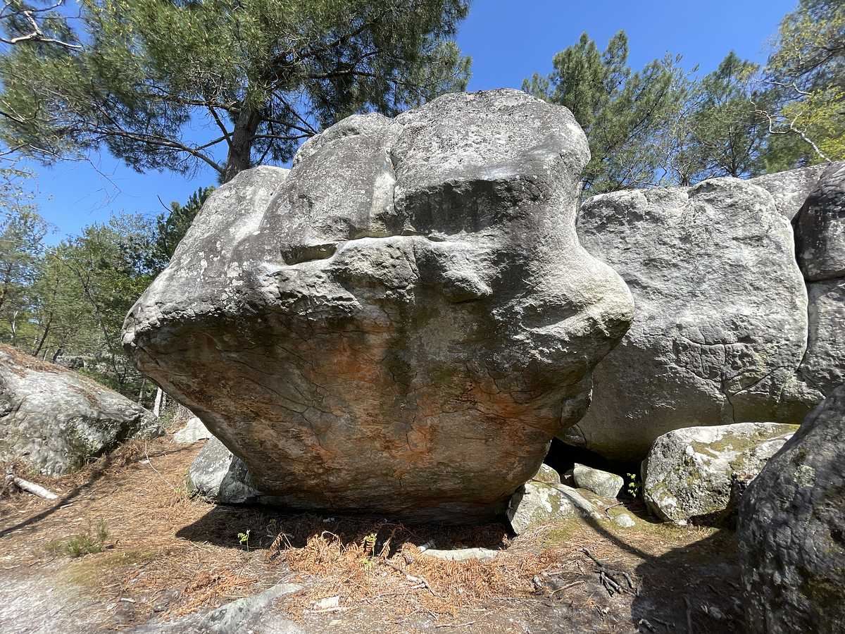 Photo du rocher avec les tracés