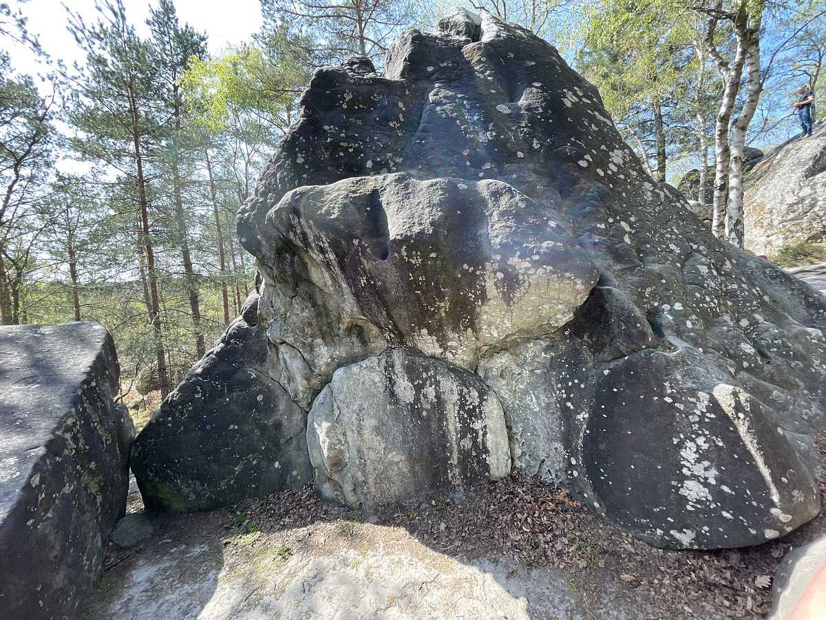 Photo du rocher avec les tracés