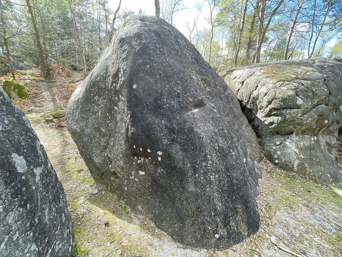 Photo du rocher avec les tracés