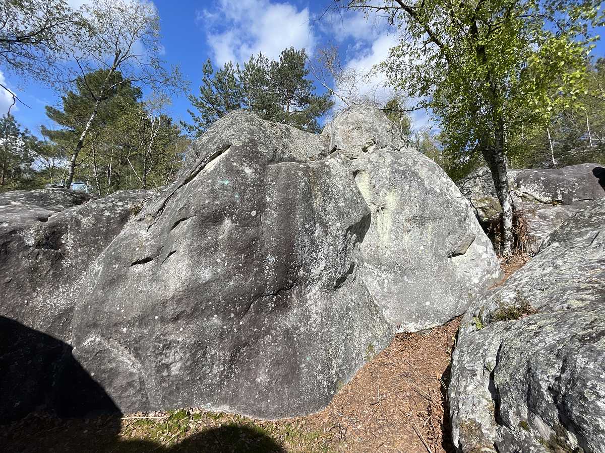 Photo du rocher avec les tracés