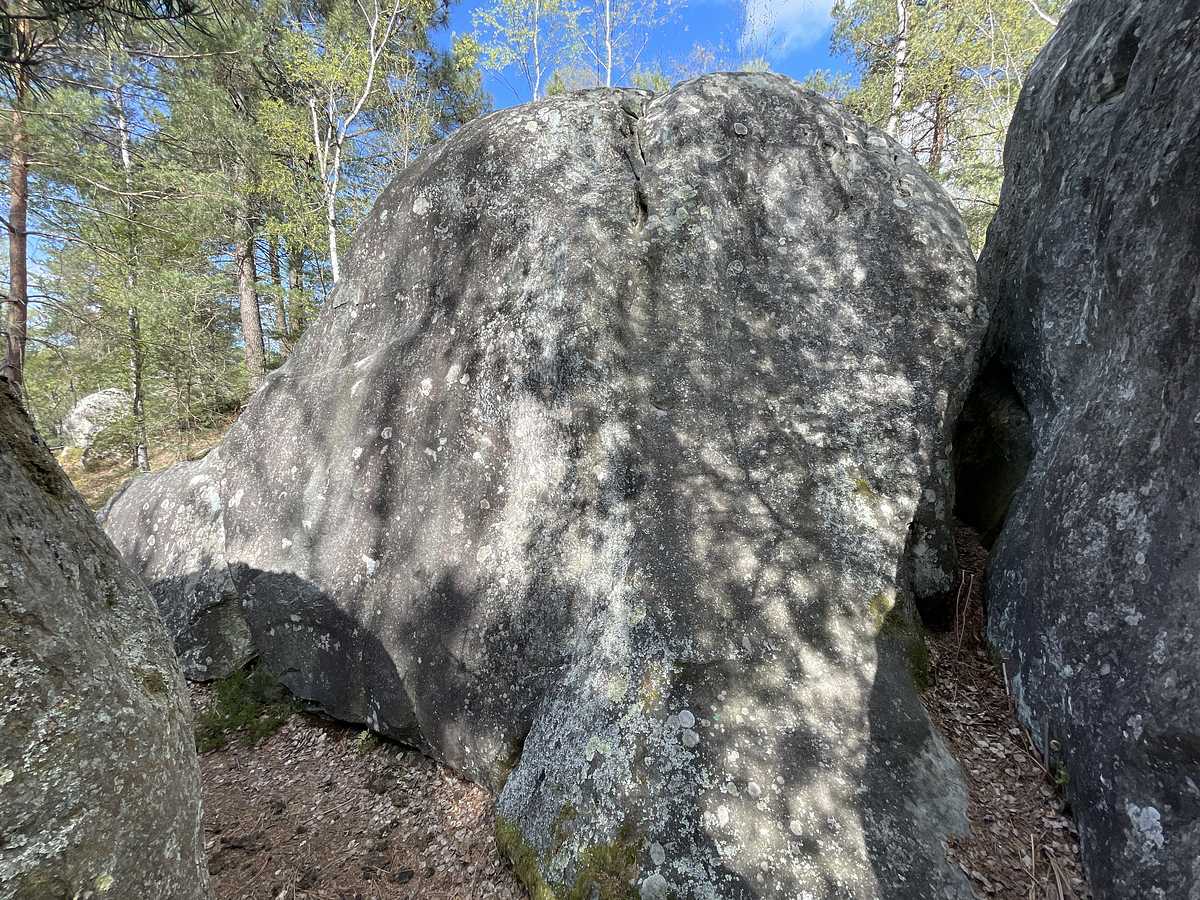 Photo du rocher avec les tracés