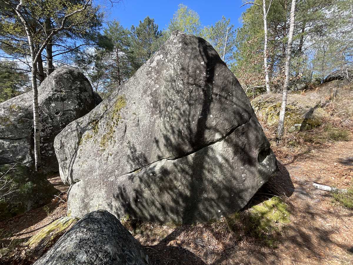 Photo du rocher avec les tracés