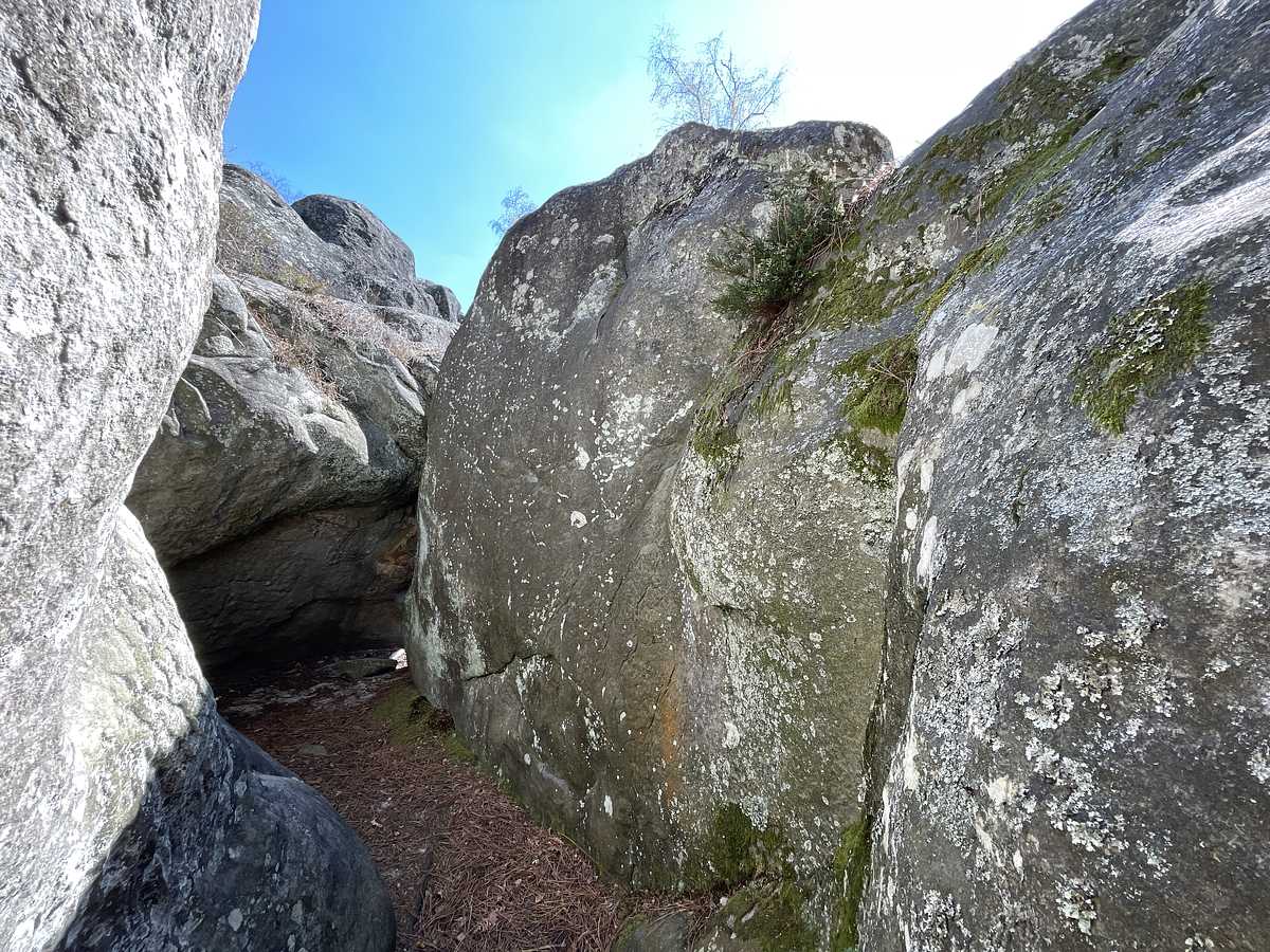 Photo du rocher avec les tracés