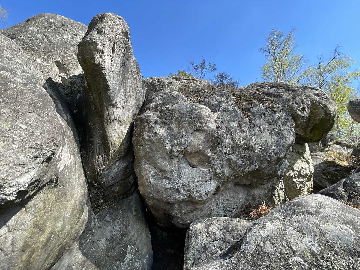 Photo du rocher avec les tracés