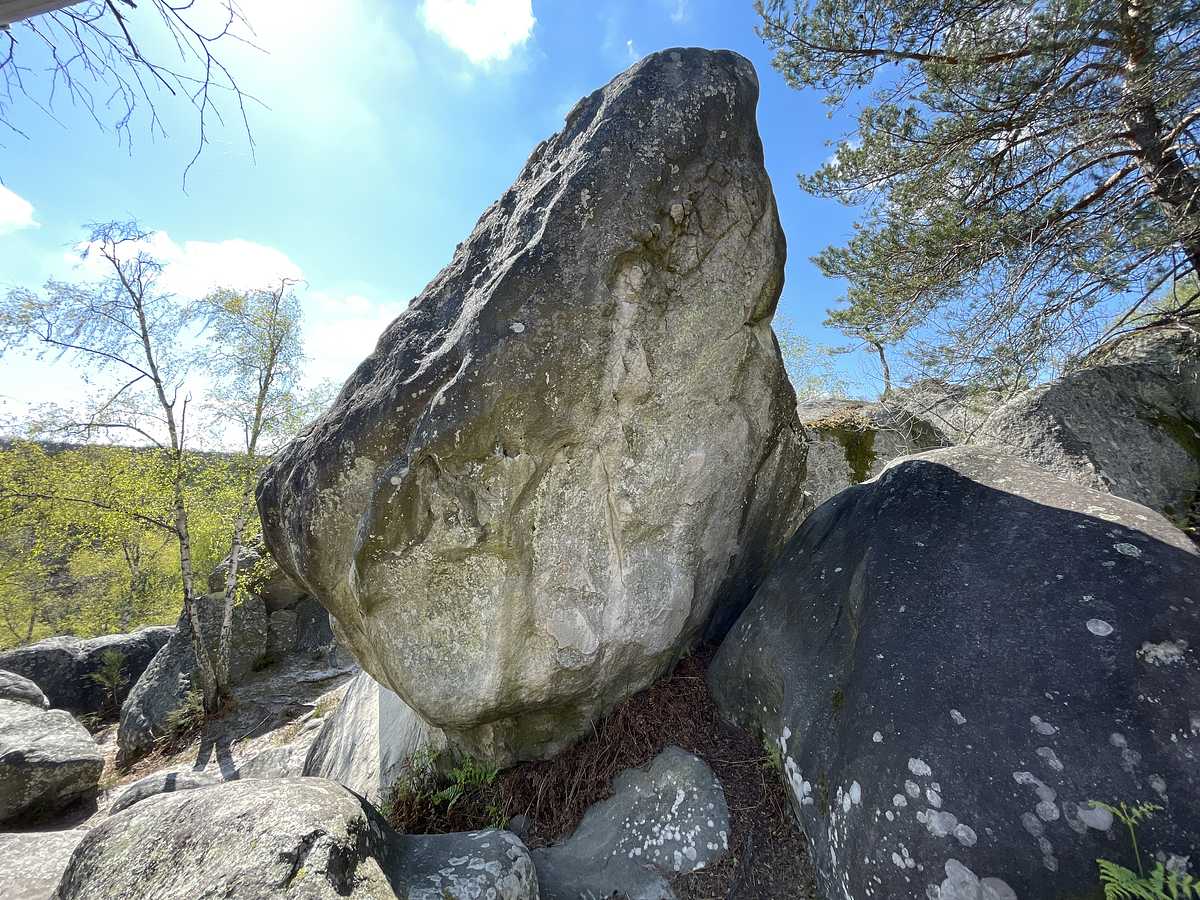 Photo du rocher avec les tracés