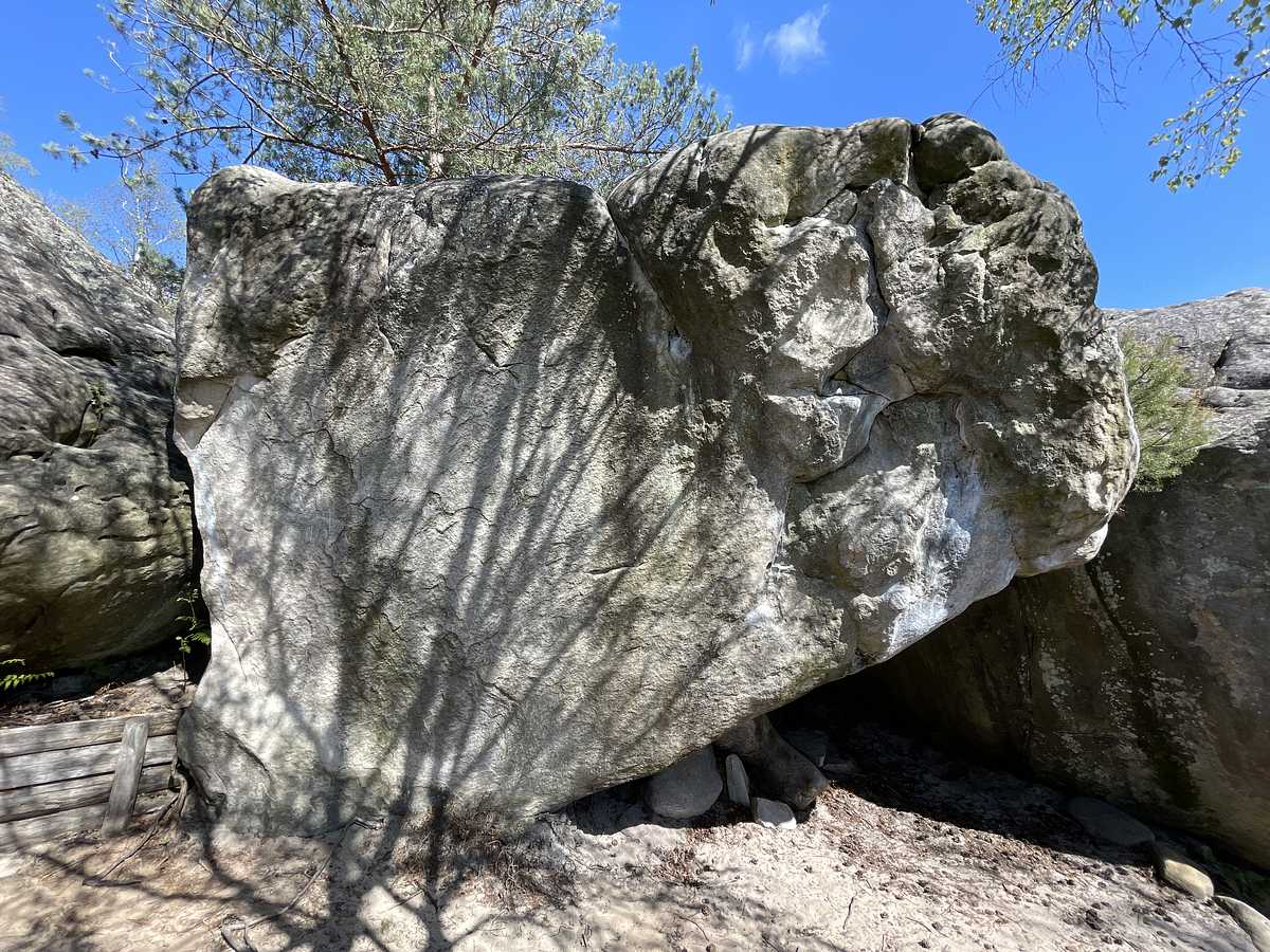 Photo du rocher avec les tracés