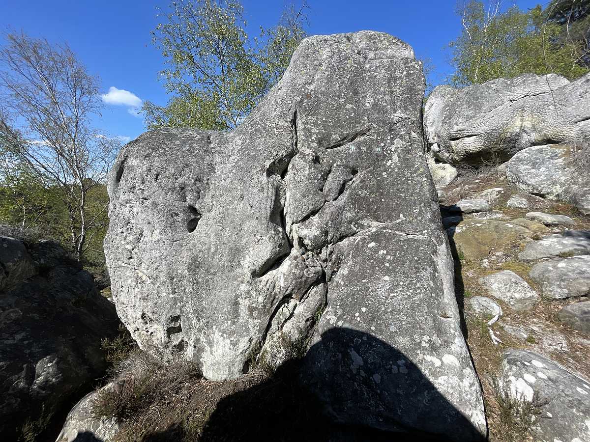 Photo du rocher avec les tracés
