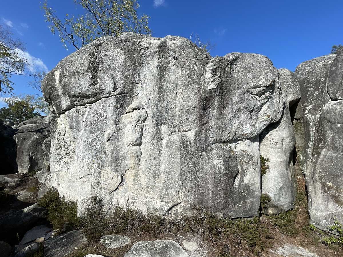 Photo du rocher avec les tracés