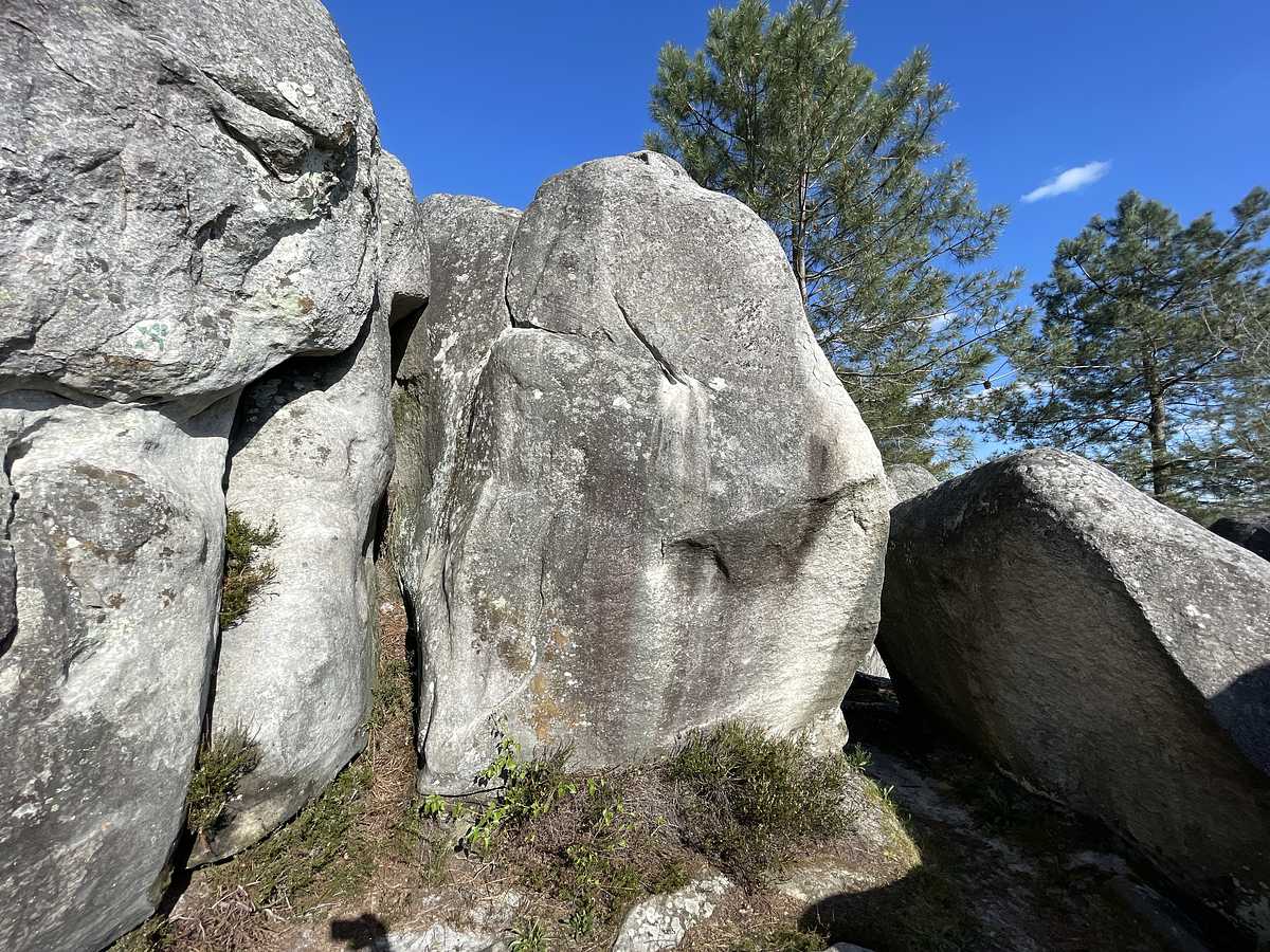 Photo du rocher avec les tracés