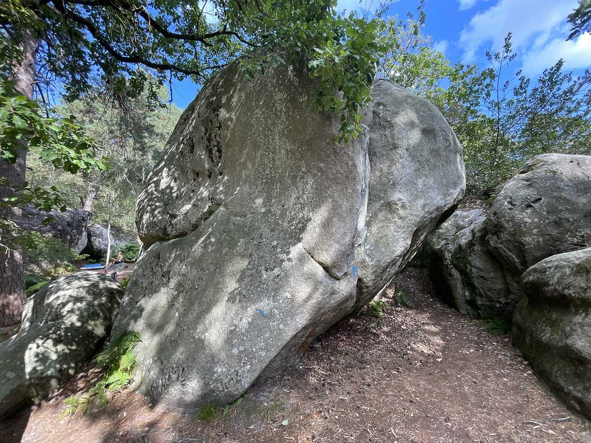 Photo du rocher avec les tracés