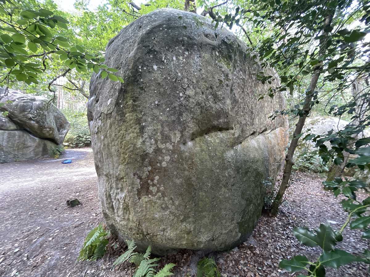 Photo du rocher avec les tracés