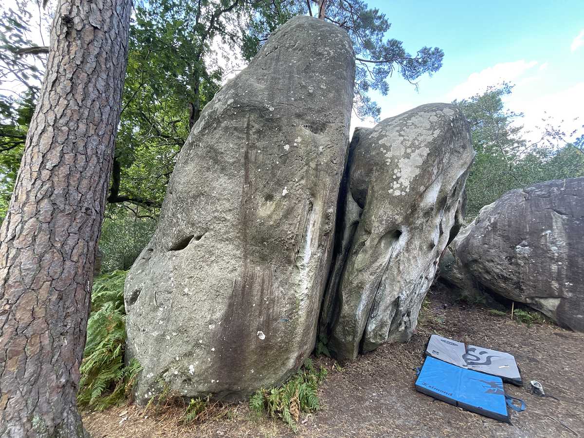 Photo du rocher avec les tracés