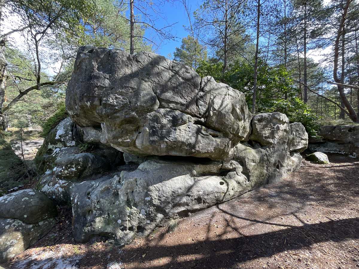 Photo du rocher avec les tracés