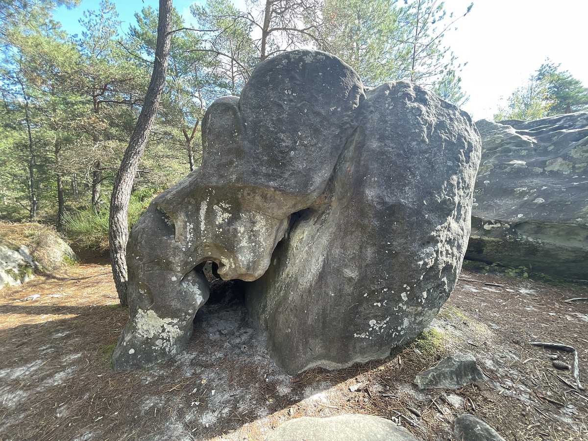 Photo du rocher avec les tracés