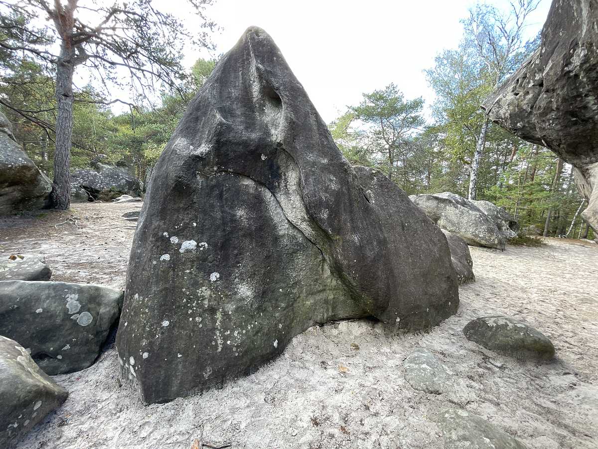 Photo du rocher avec les tracés