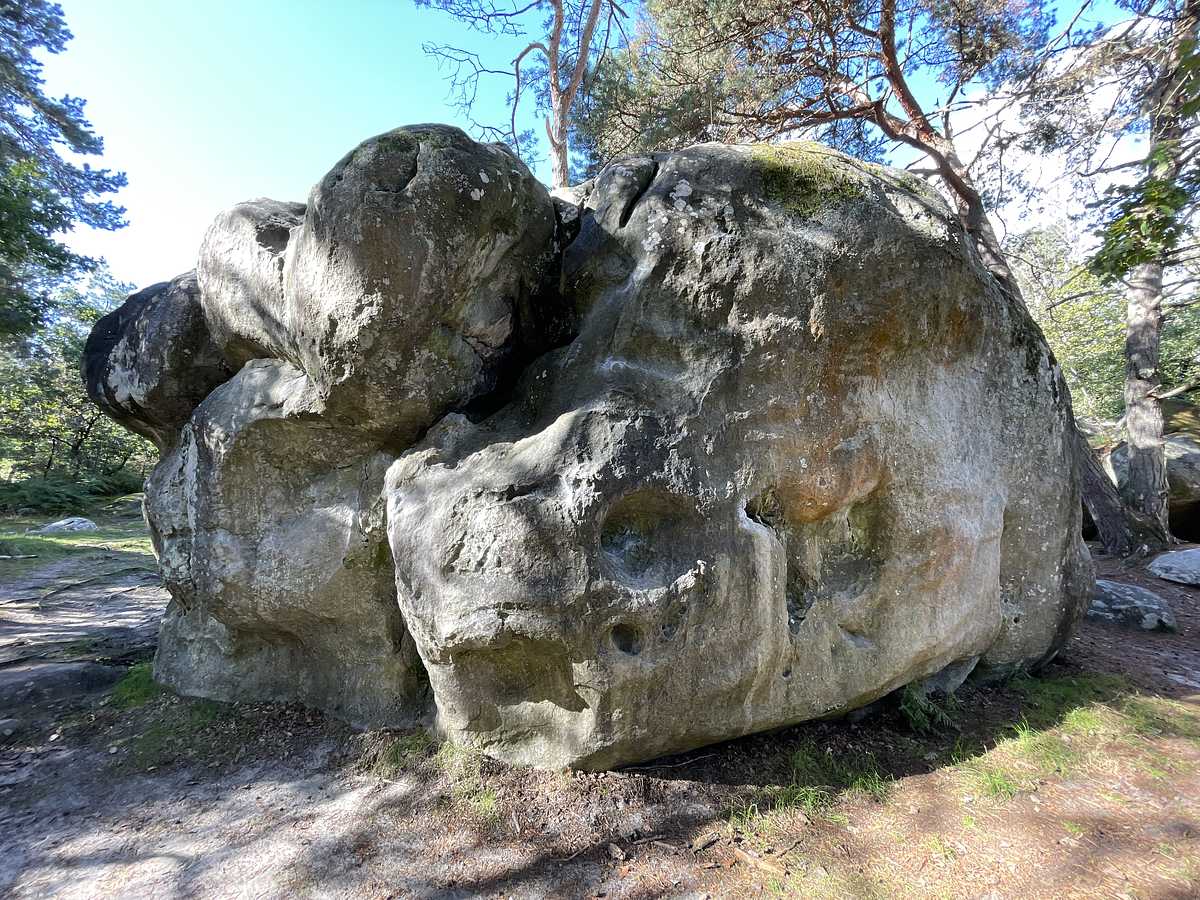 Photo du rocher avec les tracés