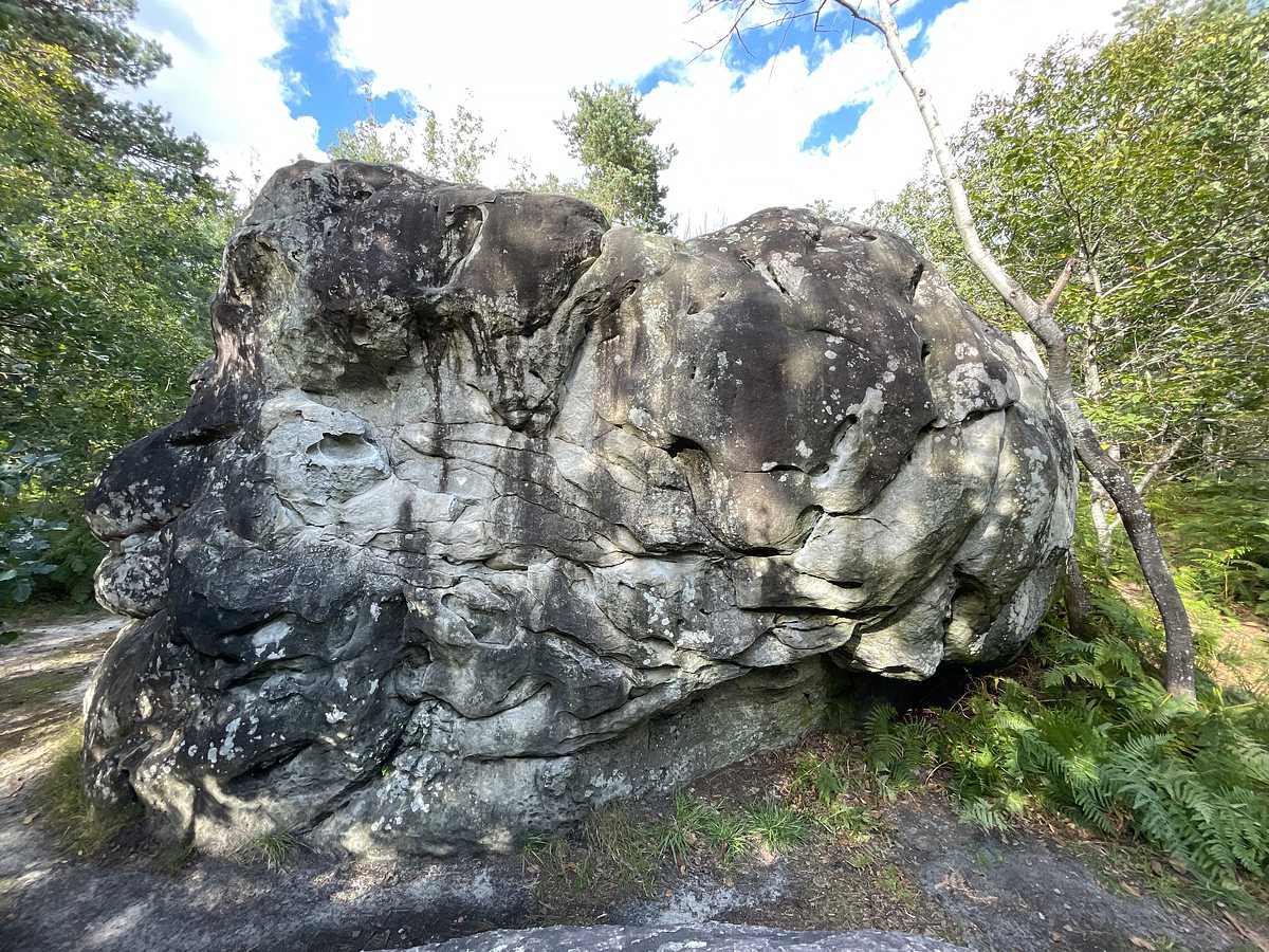 Photo du rocher avec les tracés