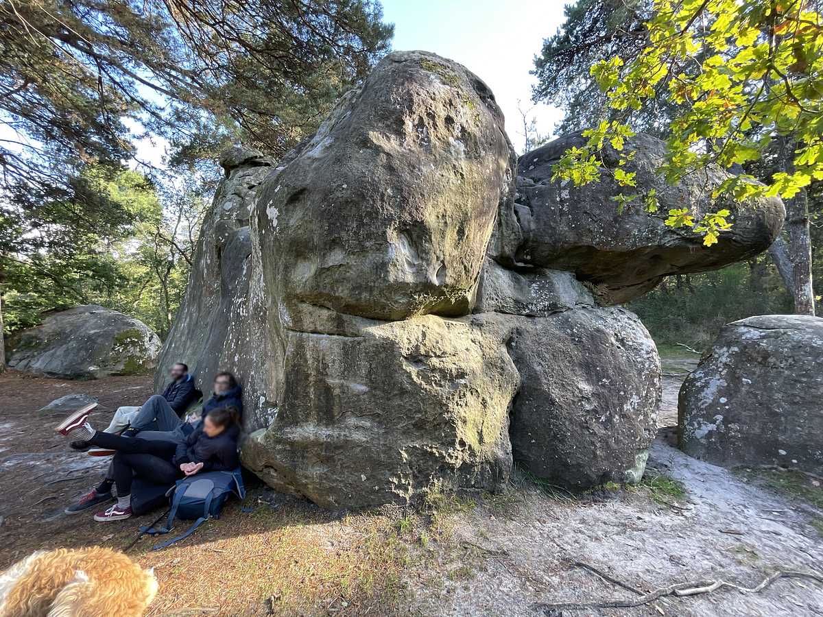 Photo du rocher avec les tracés