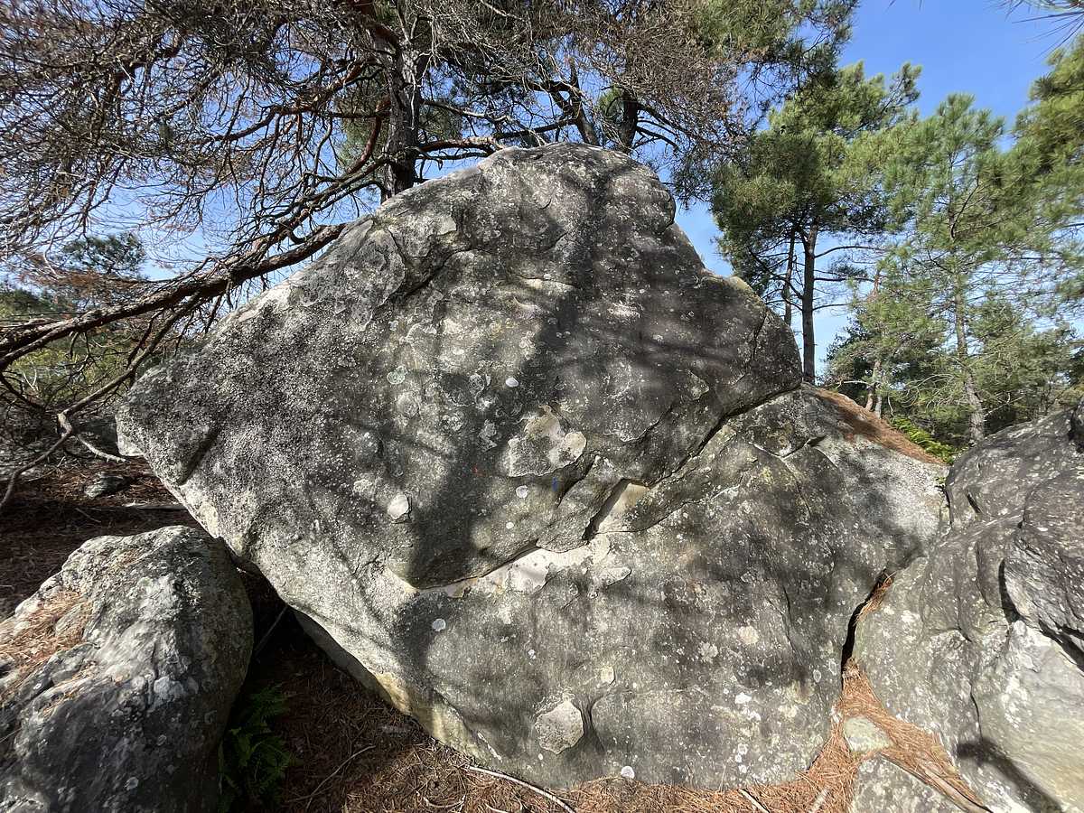 Photo du rocher avec les tracés