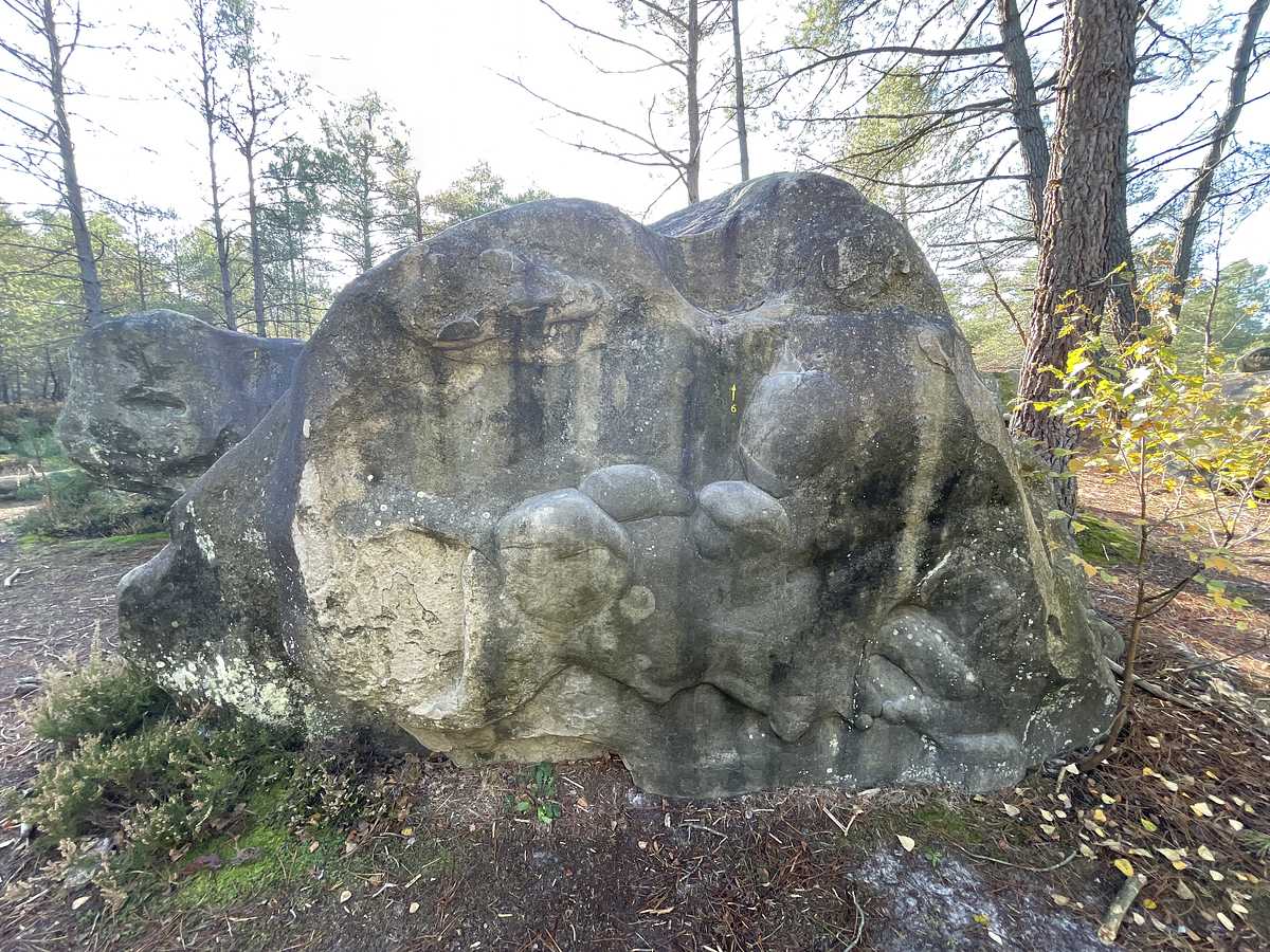 Photo du rocher avec les tracés