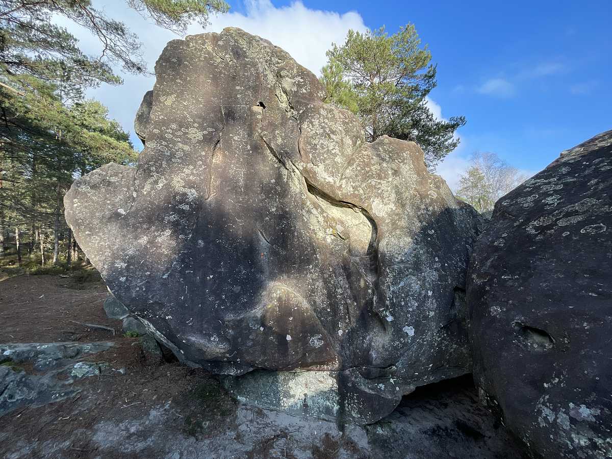 Photo du rocher avec les tracés