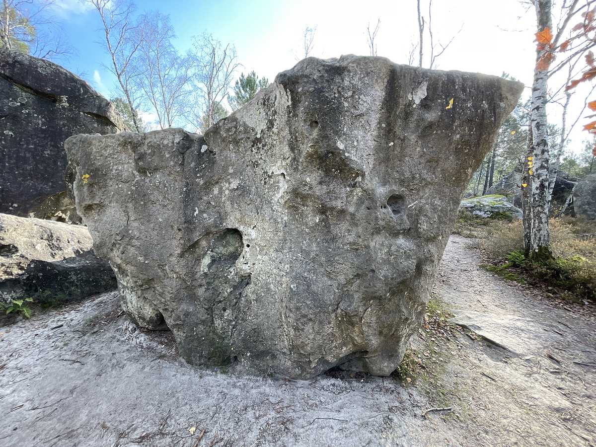 Photo du rocher avec les tracés