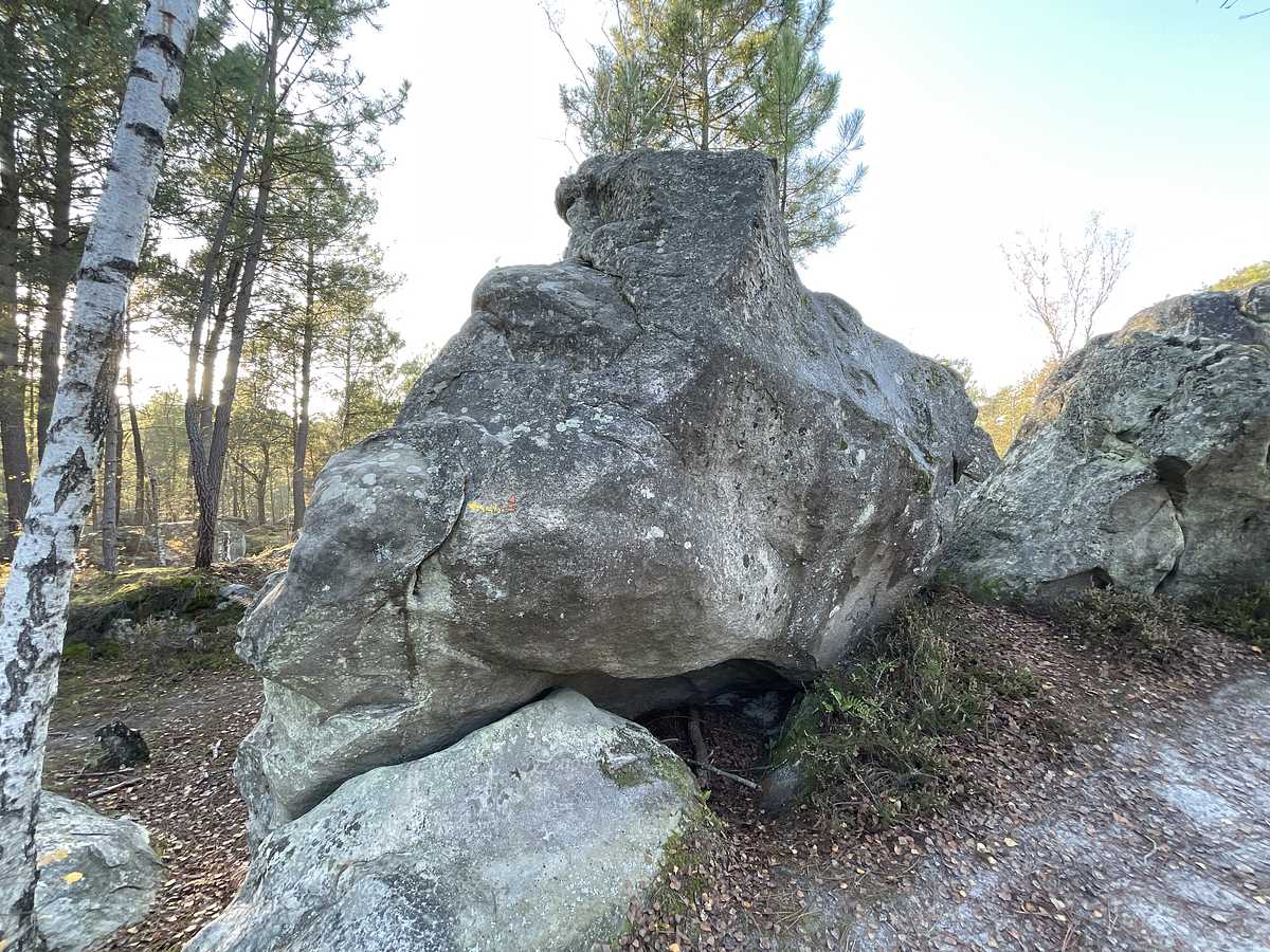Photo du rocher avec les tracés