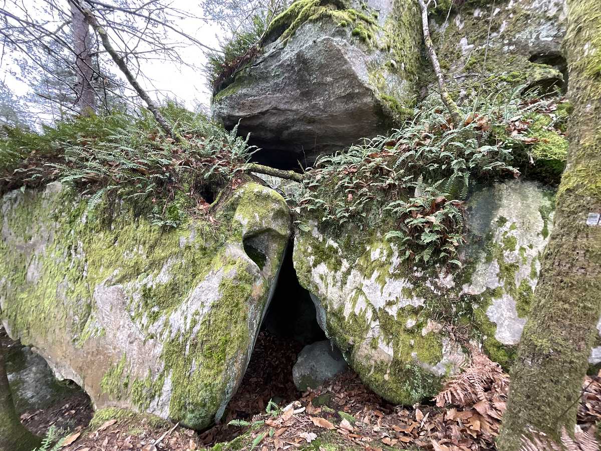 Photo du rocher avec les tracés