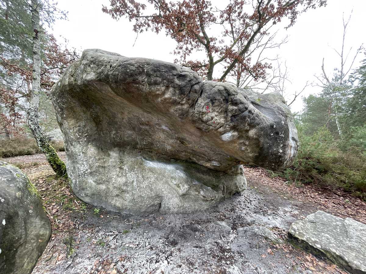 Photo du rocher avec les tracés