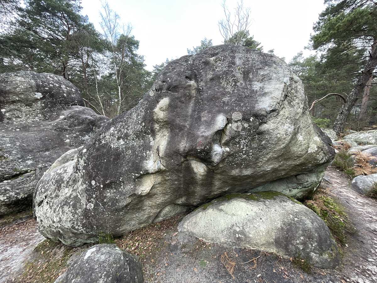 Photo du rocher avec les tracés