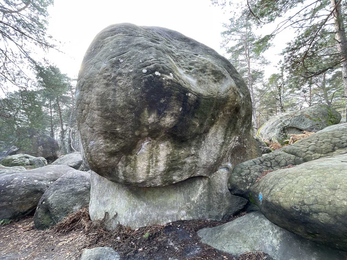 Photo du rocher avec les tracés