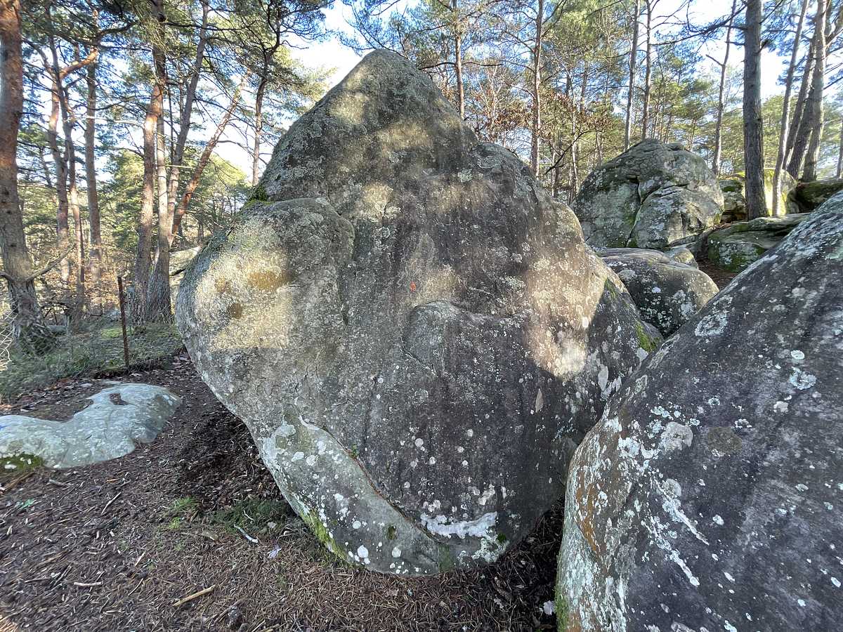 Photo du rocher avec les tracés